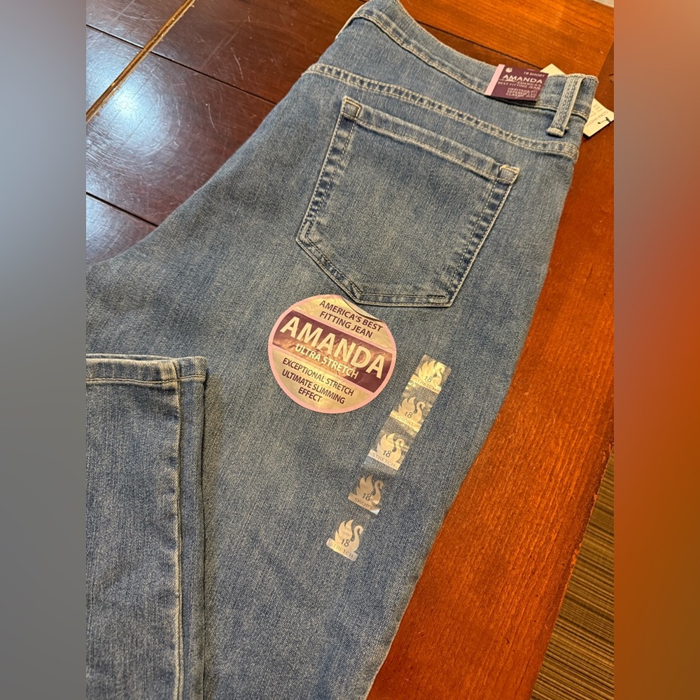 NWT- Gloria Vanderbilt Amanda Jeans - Celestia Wash - Size 18 Short